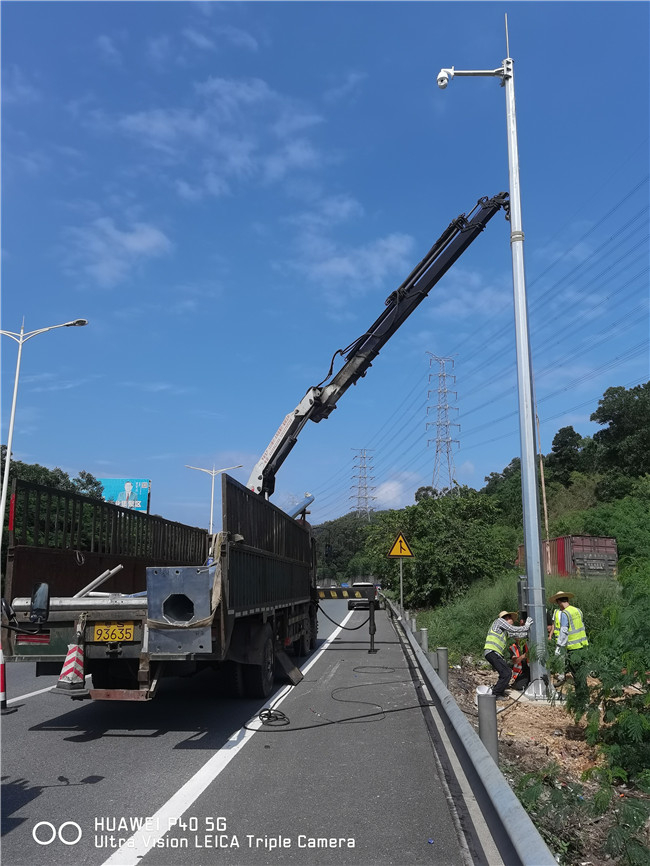 治安监控电子警察安装现场-17